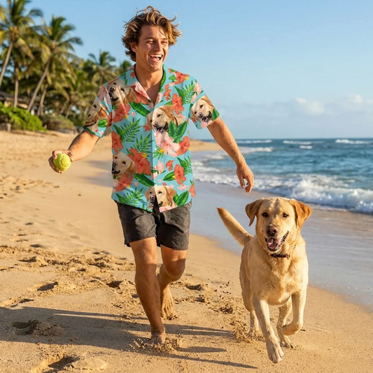 Homme en chemise hawaïenne personnalisée avec un chien sur la plage par beau temps. Chemise à motifs colorés de fleurs et de chiens.