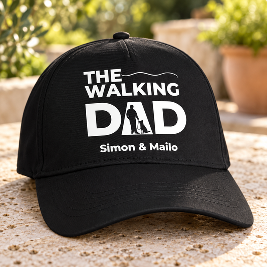 Casquette de baseball noire avec imprimé “THE WALKING DAD” et prénoms personnalisés Simon & Mailo.