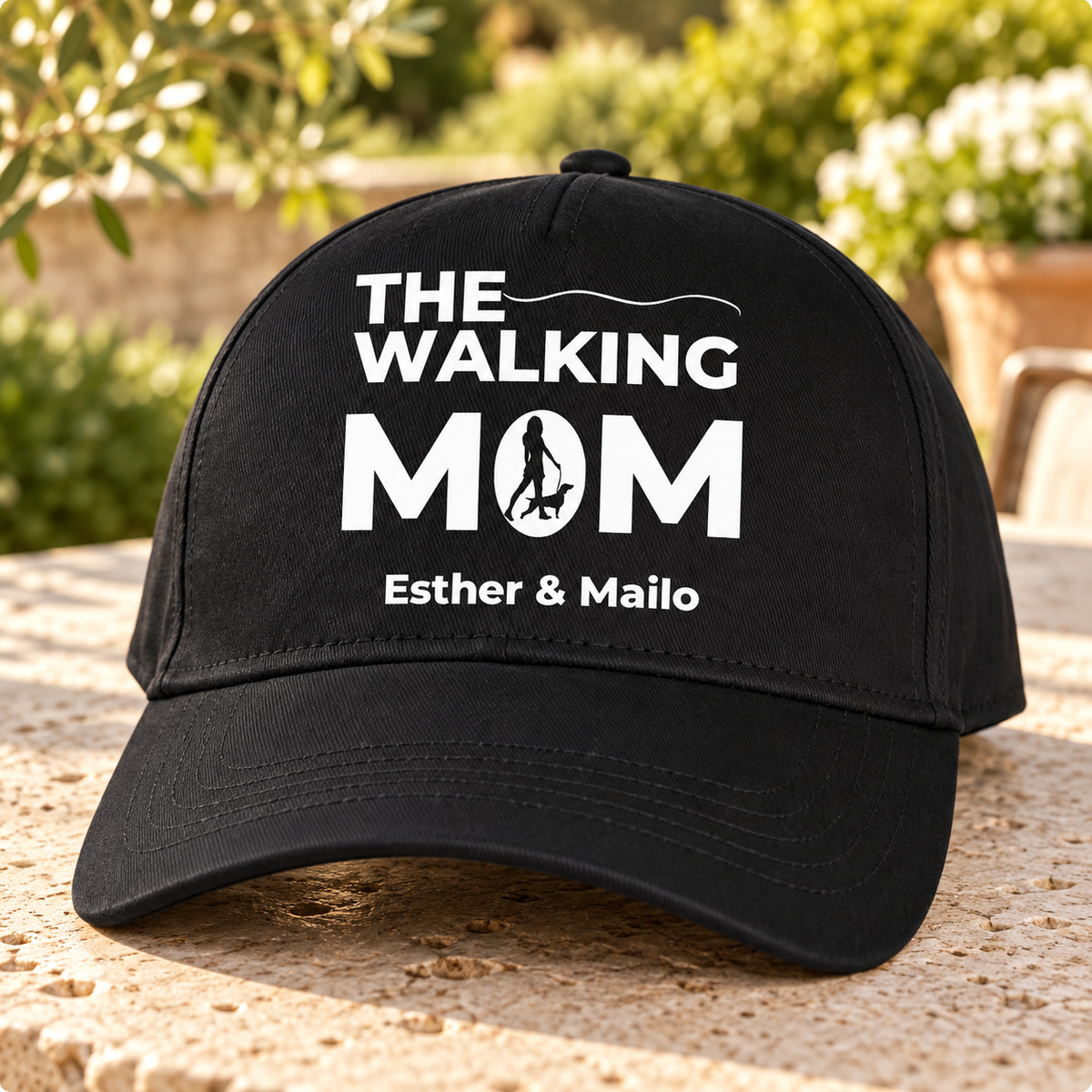 Casquette noire avec le texte “THE WALKING MOM” et les prénoms personnalisés “Esther & Mailo”.