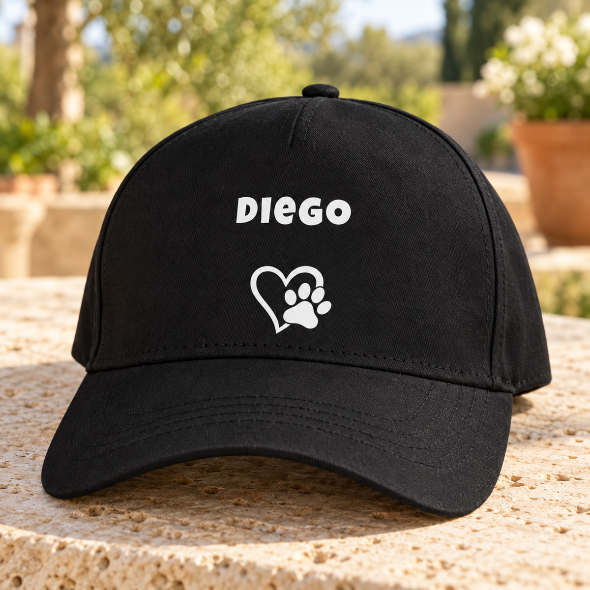 Casquette noire avec le nom du chien “Diego” et un cœur avec empreinte de patte.