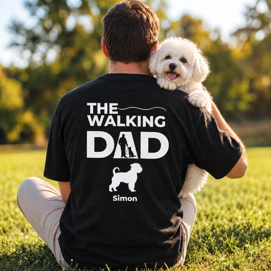 T-shirt noir avec l'inscription "The Walking Dad" et un motif de chien, porté par une personne en extérieur.