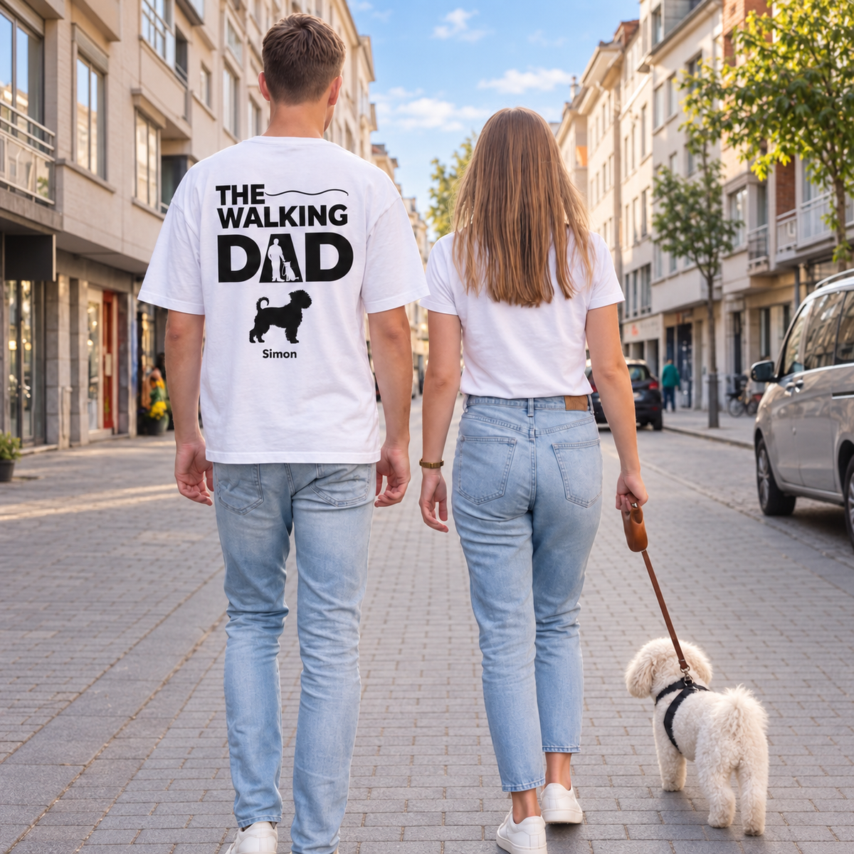 Personnes vues de dos portant des T-shirts personnalisés. Le T-shirt gris porte l'inscription "The Walking Dad".