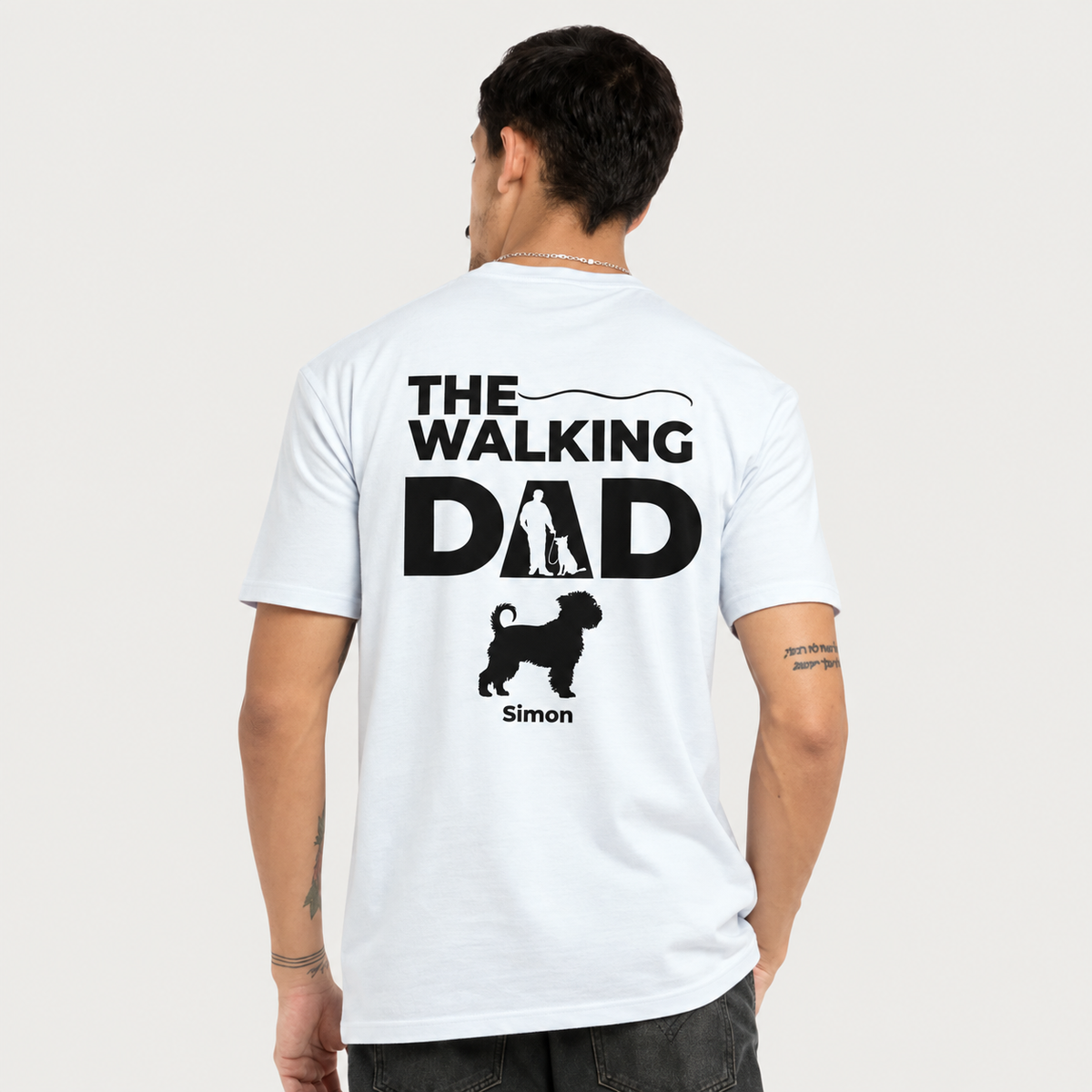 T-shirt bleu clair avec l'inscription "THE WALKING DAD" et silhouettes d'une personne et d'un chien.