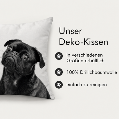 Coussin photo noir avec image d'un carlin, 100 % coton drill, disponible en plusieurs tailles.