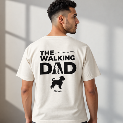 T-shirt beige avec l'inscription "THE WALKING DAD", silhouette d'un homme avec un chien et le nom "Simon".
