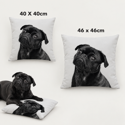 Deux coussins personnalisés de tailles différentes avec motif de carlin noir sur fond blanc.