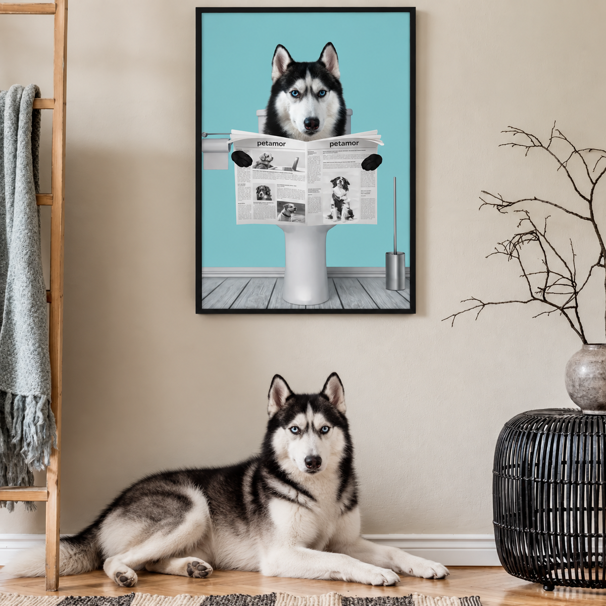 Husky assis par terre devant un poster encadré d'un chien lisant le journal.