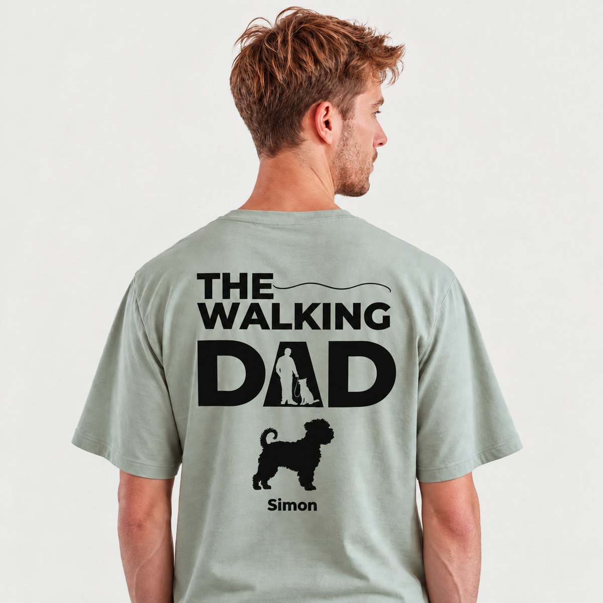 T-shirt vert clair personnalisé avec l'inscription "The Walking Dad" et motif de chien au dos.