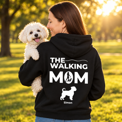 Sweat à capuche noir avec l'inscription "The Walking Mom", personnalisé avec photo de chien et nom. Porté par une femme en extérieur.