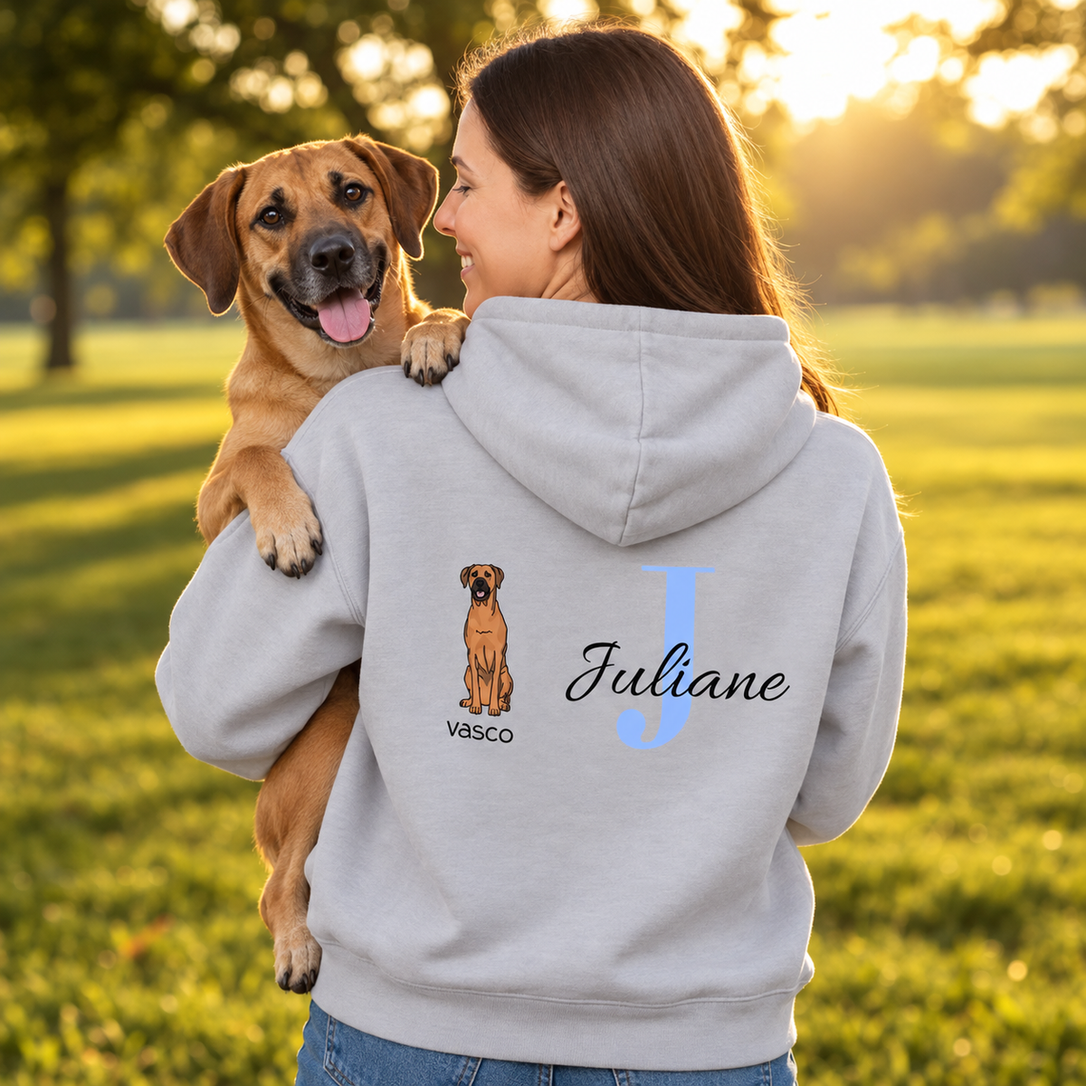 Sweat à capuche gris avec motif de chien et initiale "J", personnalisé pour Juliane. Chien assis sur l'épaule.