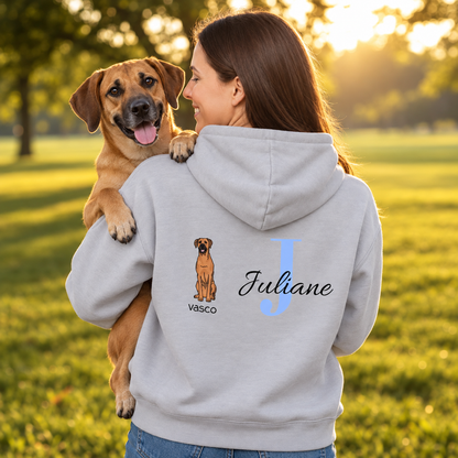 Sweat à capuche gris avec motif de chien et initiale "J", personnalisé pour Juliane. Chien assis sur l'épaule.