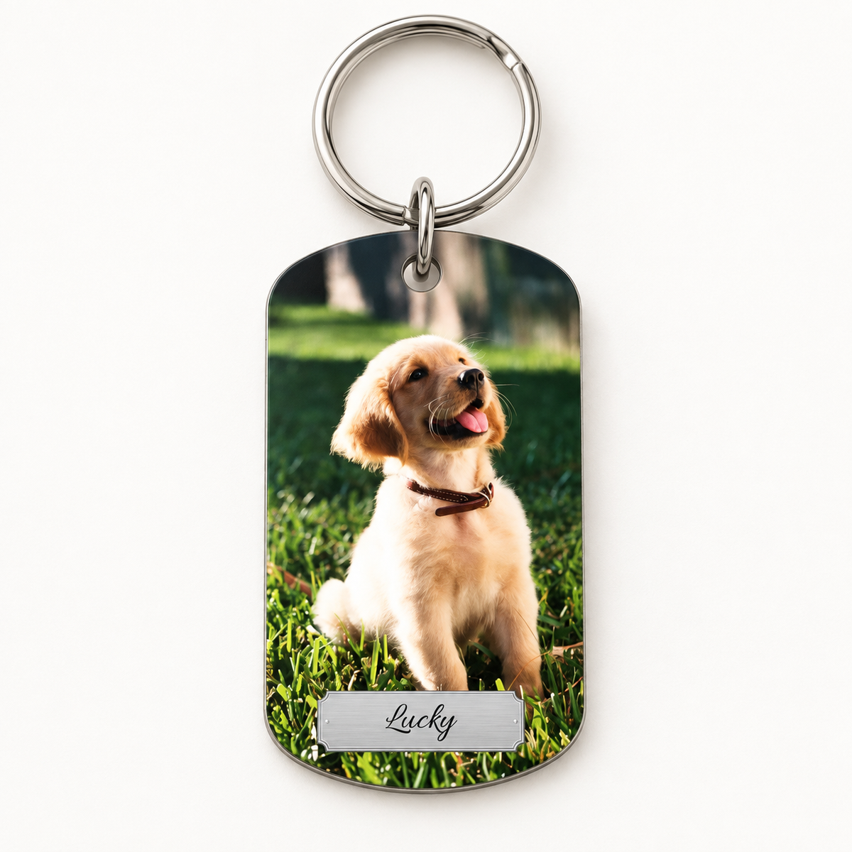 Porte-clés personnalisé avec photo d'un chien et nom gravé sur surface argentée.