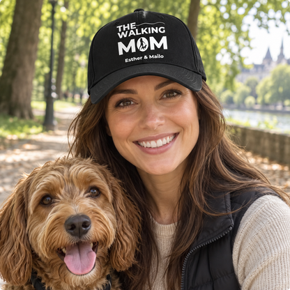 Casquette noire personnalisée avec imprimé “THE WALKING MOM” et les prénoms “Esther & Mailo”.