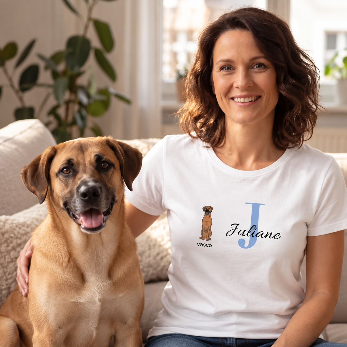T-shirt blanc avec initiale personnalisée "J" et motif de chien, porté par une femme à côté d'un chien.