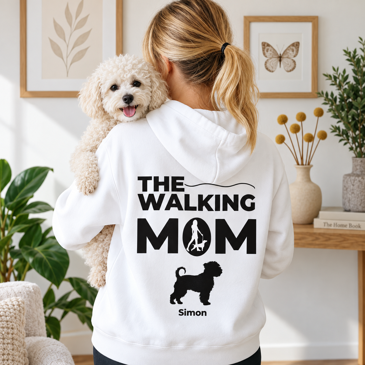 Sweat à capuche blanc personnalisé avec texte noir "THE WALKING MOM" et silhouette de chien.