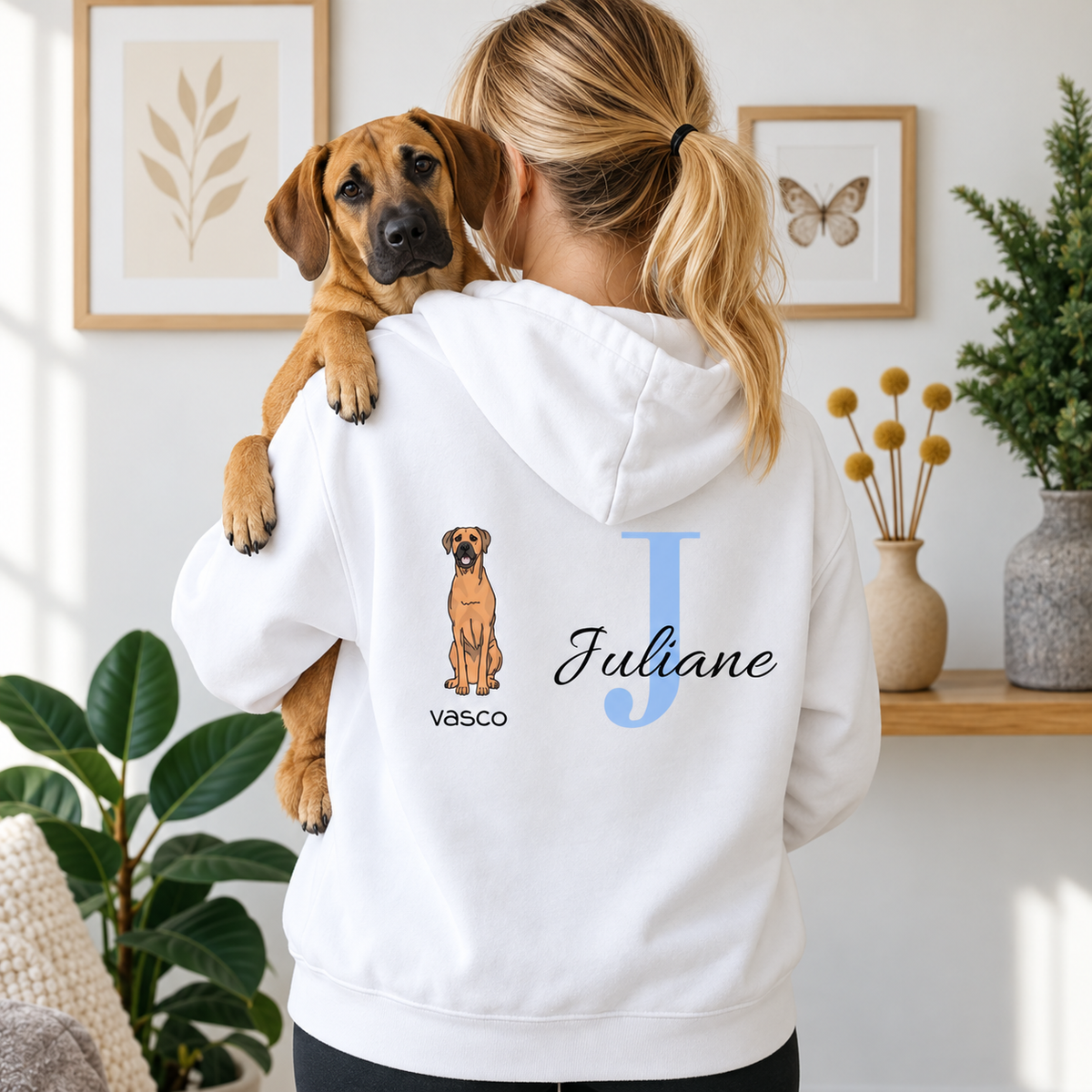 Sweat à capuche blanc avec initiale personnalisée "J" et motif de chien, parfait pour un style unique.