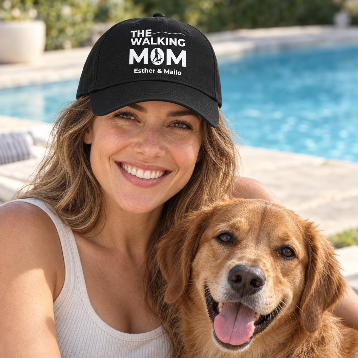 Casquette noire avec imprimé “THE WALKING MOM” et prénoms personnalisés, portée par une femme avec un chien.
