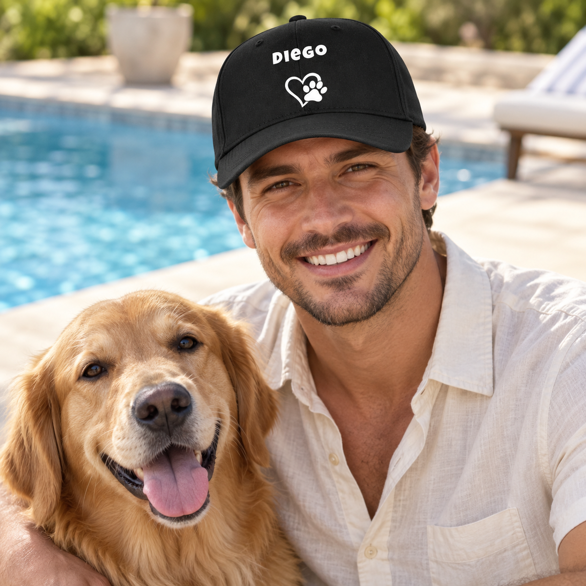 Casquette noire personnalisée avec le nom “Diego” et motif de patte, portée par un homme à côté d'un golden retriever.