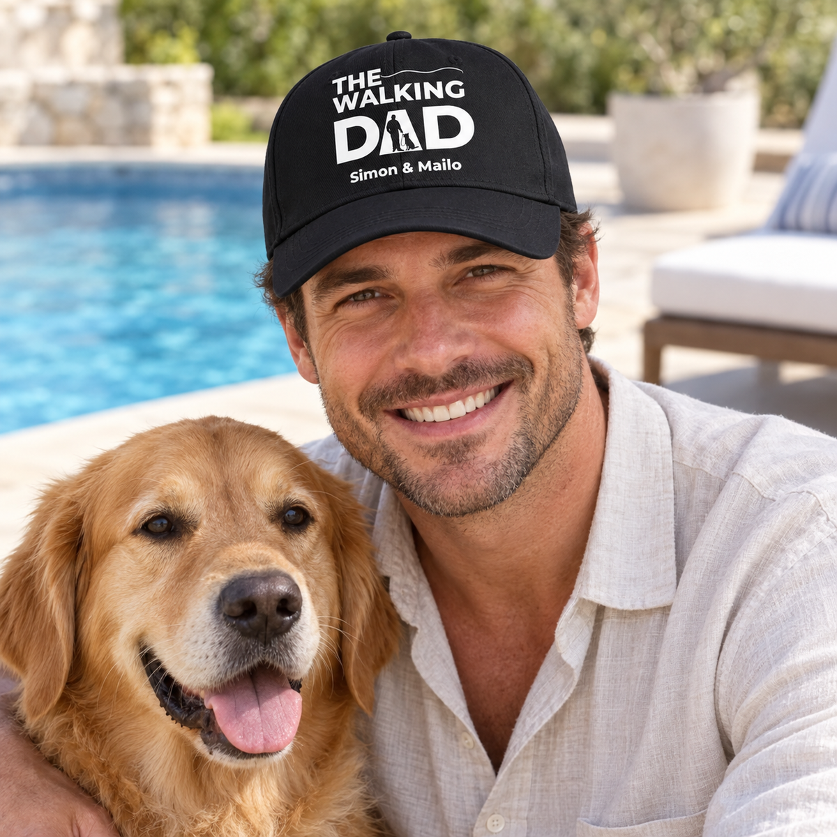 Casquette noire avec imprimé “THE WALKING DAD” et prénoms personnalisés, portée par un homme avec un chien.