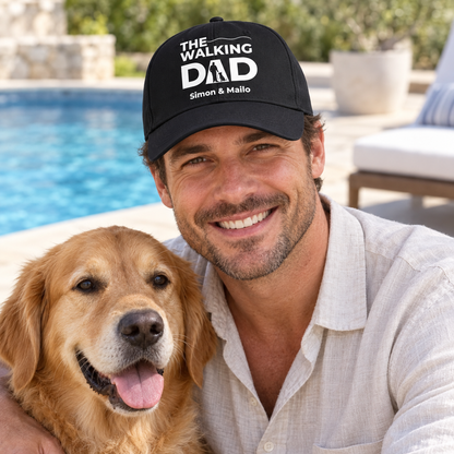Casquette noire avec imprimé “THE WALKING DAD” et prénoms personnalisés, portée par un homme avec un chien.