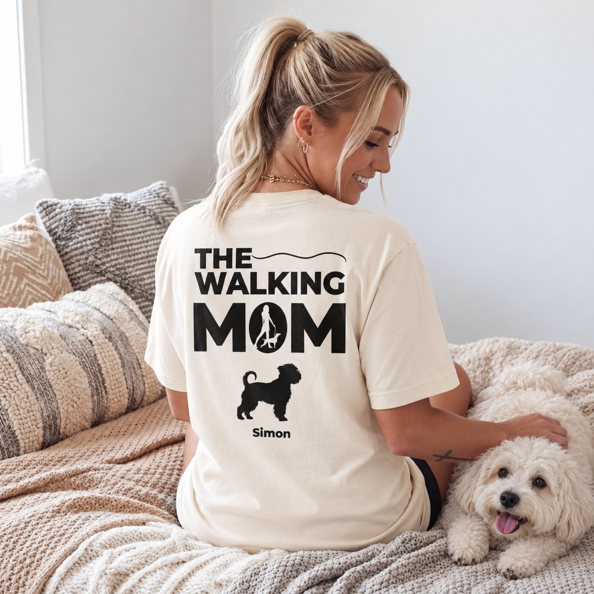 T-shirt beige avec l'inscription "THE WALKING MOM" et un motif de chien au dos.