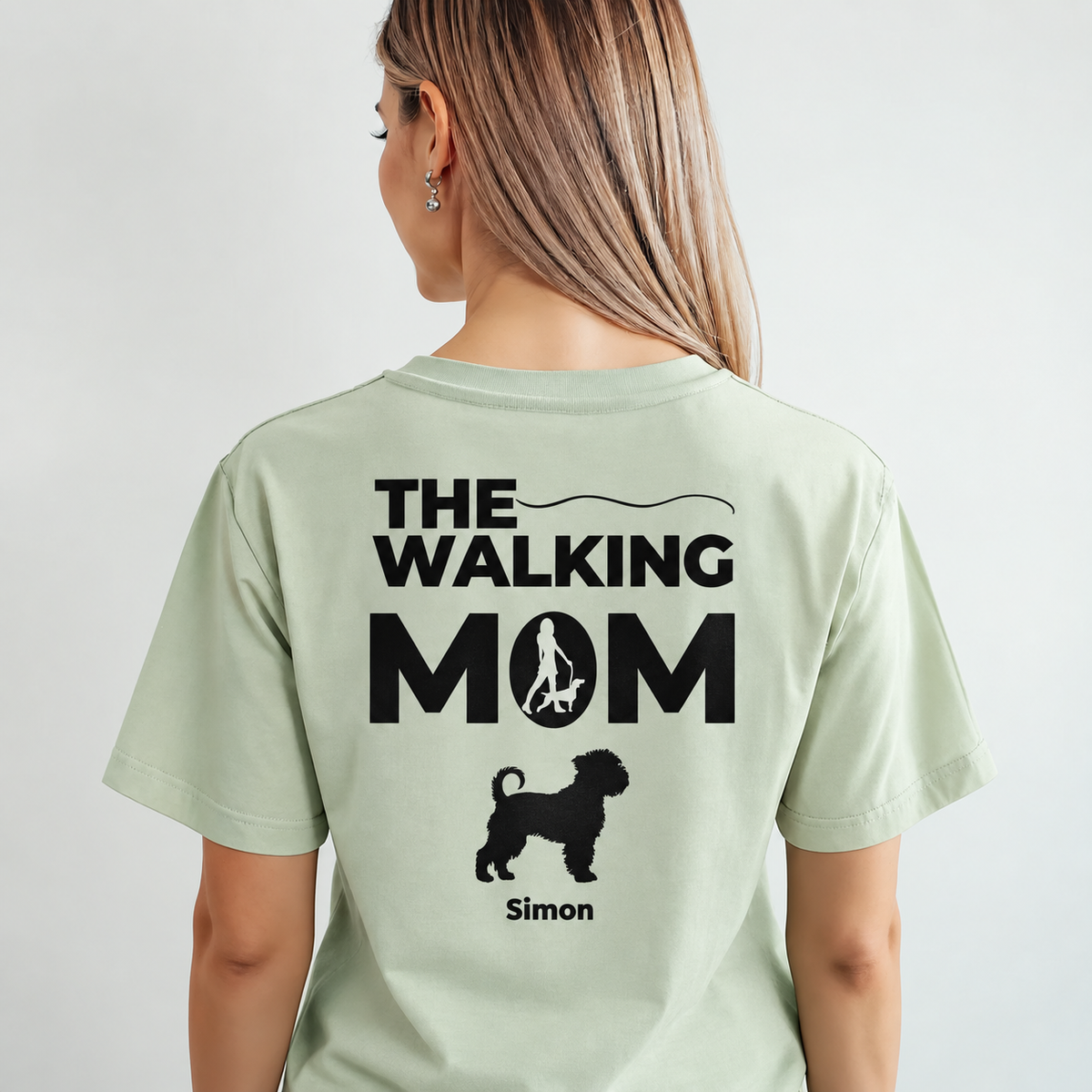 T-shirt vert menthe personnalisé avec l'inscription "THE WALKING MOM" et silhouette de chien.