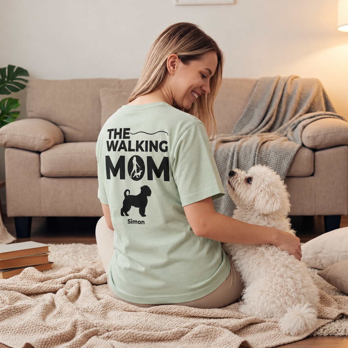 T-shirt vert personnalisable avec inscription noire "The Walking Mom" et motif de chien.