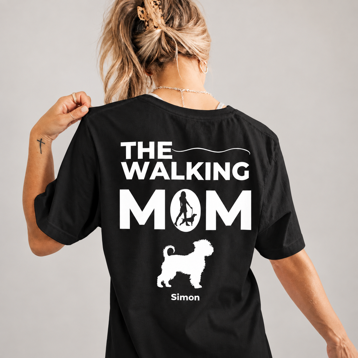 T-shirt noir avec l'inscription "THE WALKING MOM" et silhouette de chien au dos.