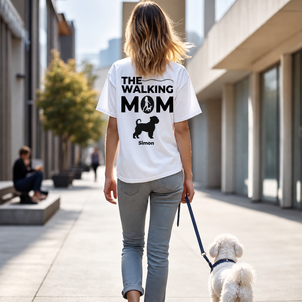 T-shirt blanc avec l'inscription "THE WALKING MOM" et un motif de chien au dos, personnalisé avec "Simon".