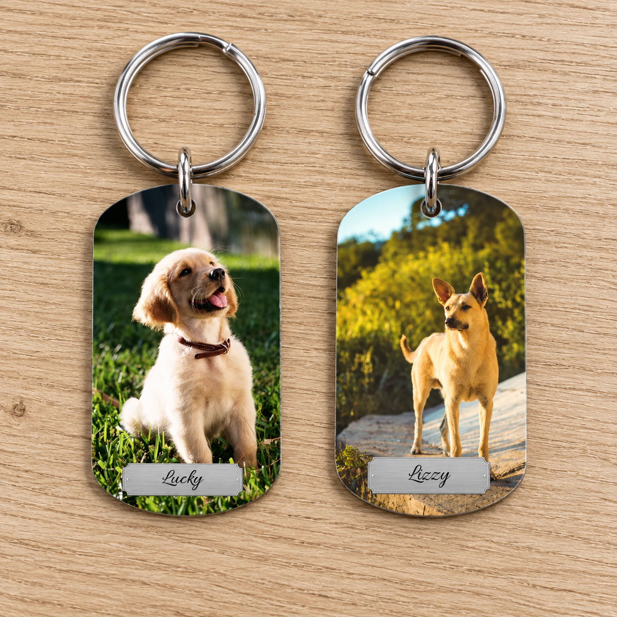 Double porte-clés avec deux photos de chiens et les noms gravés Lucky et Lizzy.