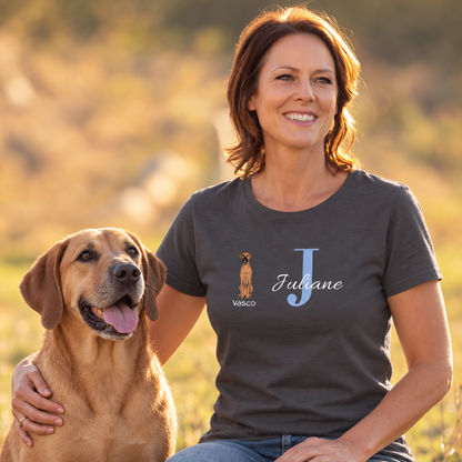 T-shirt gris avec initiale "J" et motif de chien, personnalisé avec le nom Juliane et le nom de l'animal, Vasco.