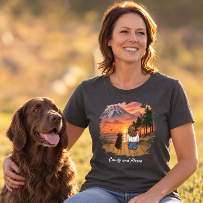 T-shirt gris foncé avec motif personnalisé d'une femme et d'un chien devant un paysage de montagne.