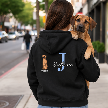 Sweat à capuche noir avec initiale personnalisée "J" et motif de chien au dos. Porté par une personne avec un chien.