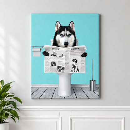 Toile d'un chien avec des journaux dans une scène de toilettes humoristique devant un mur turquoise.