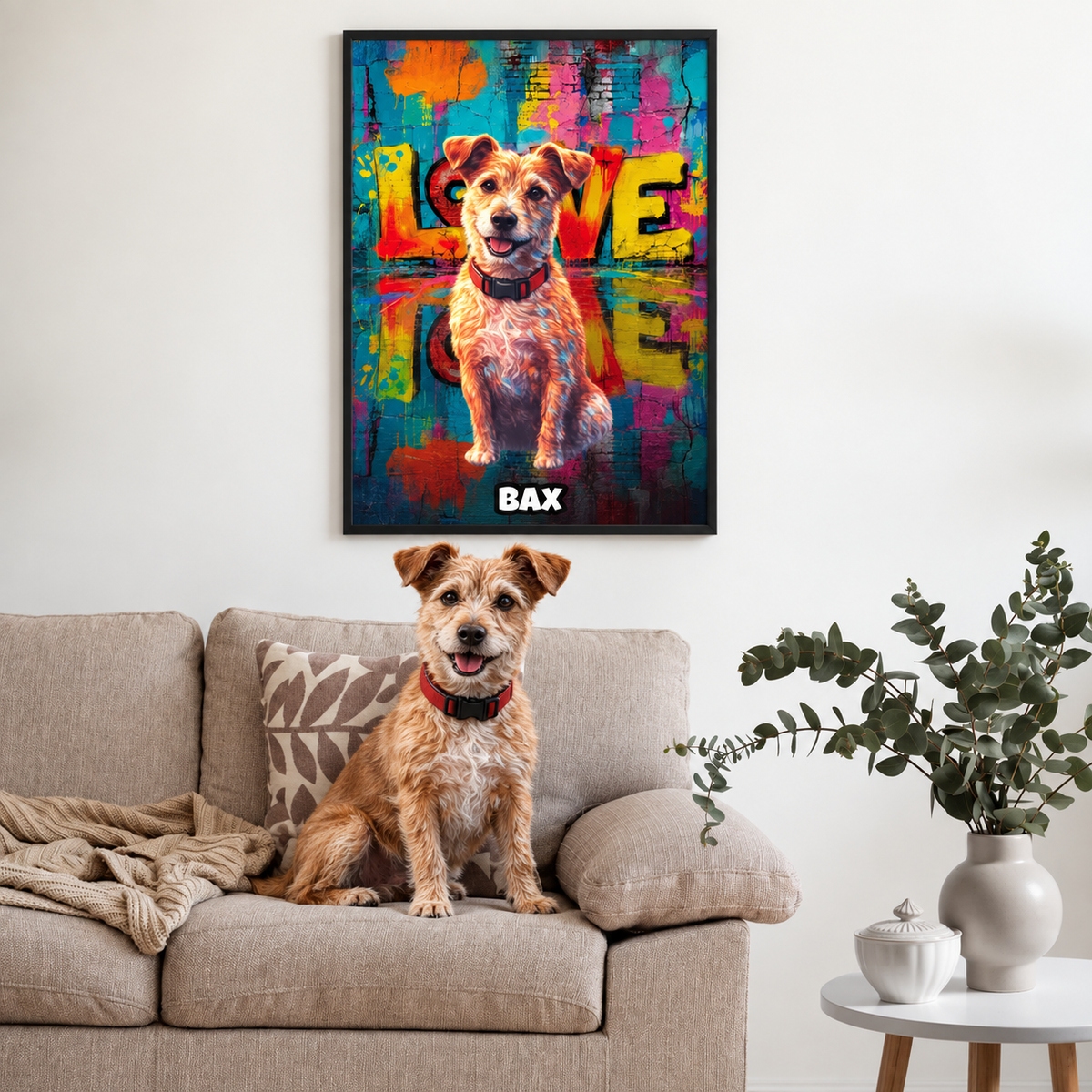 Posters street art personnalisés avec motif de chien, décoratifs aux couleurs vives, encadrés au mur. Chien sur le canapé.