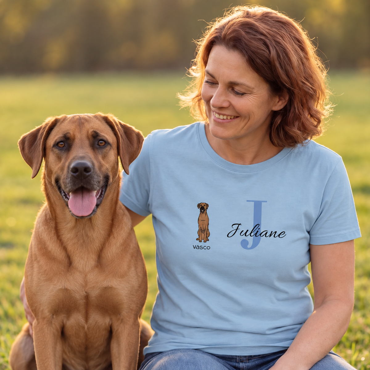 T-shirt femme bleu clair avec impression personnalisée, initiale "J" et photo de chien.