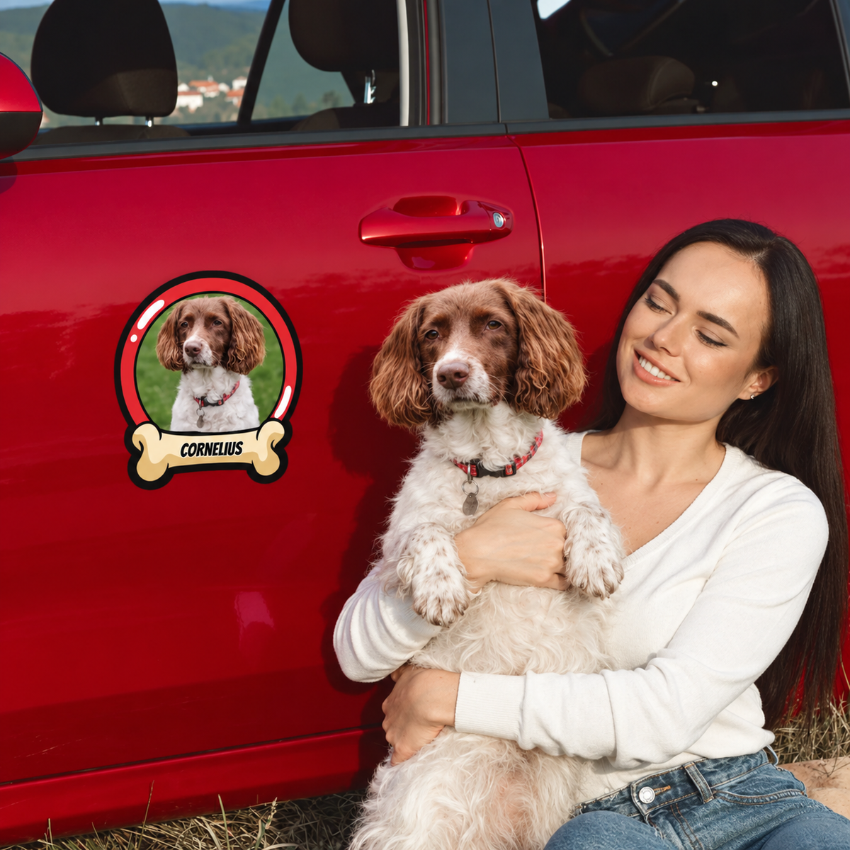 Autocollant de voiture personnalisé avec photo de chien et nom sur une voiture rouge, femme tenant un chien.