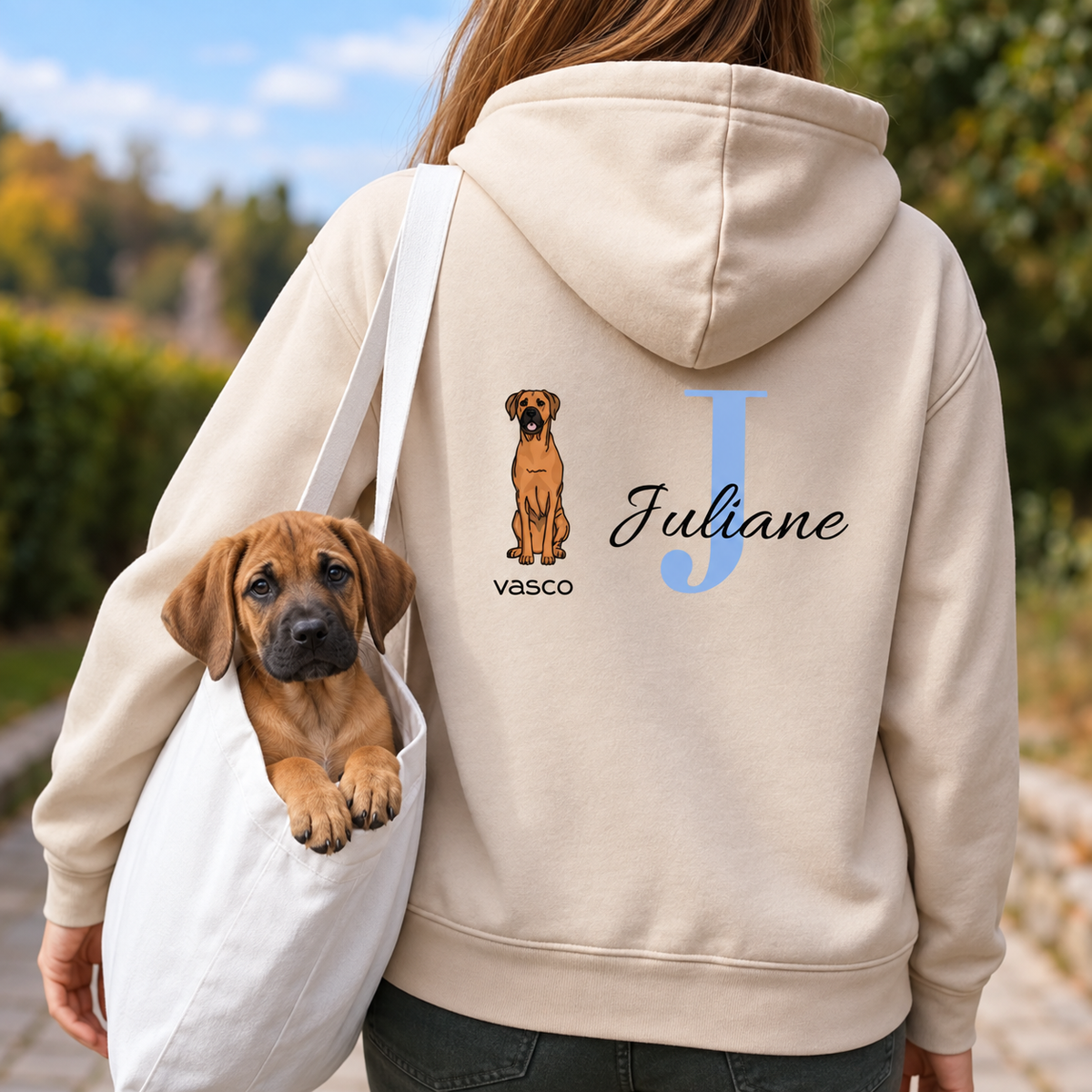 Sweat à capuche beige avec initiale personnalisée "J" et motif de chien, idéal pour les amoureux des animaux.