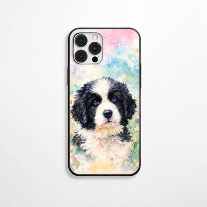 Coque de téléphone avec motif de chien aquarelle, dégradé de tons pastel.