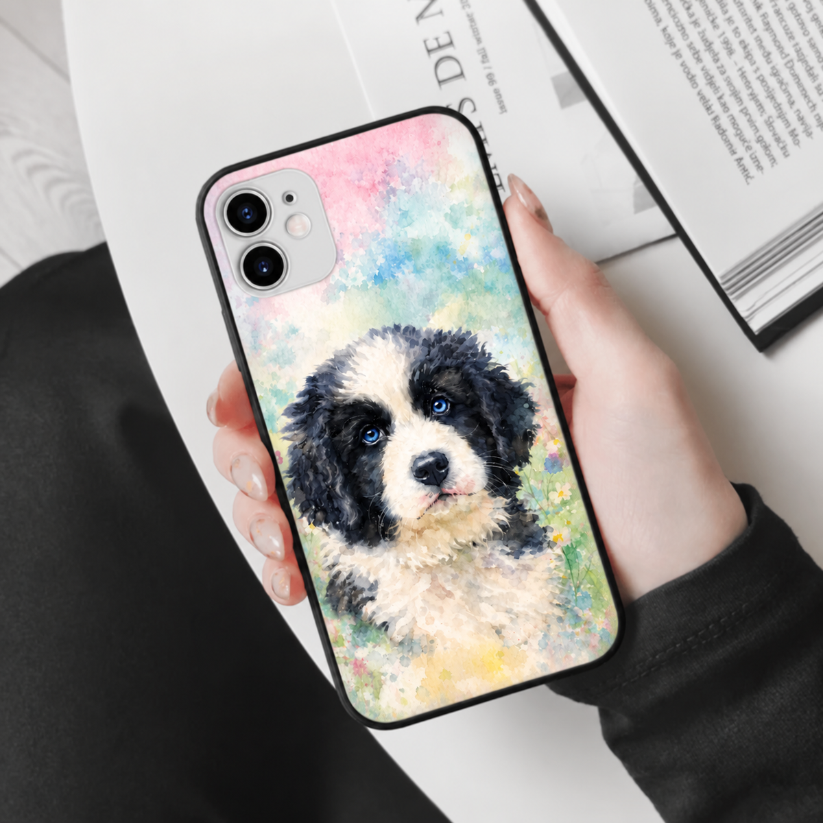 Coque de téléphone avec motif de chien aquarelle aux couleurs vives, en matière souple.