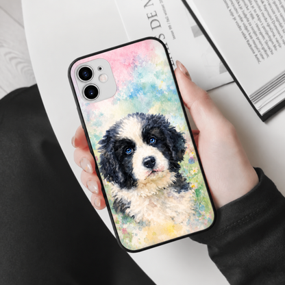 Coque de téléphone avec motif de chien aquarelle aux couleurs vives, en matière souple.