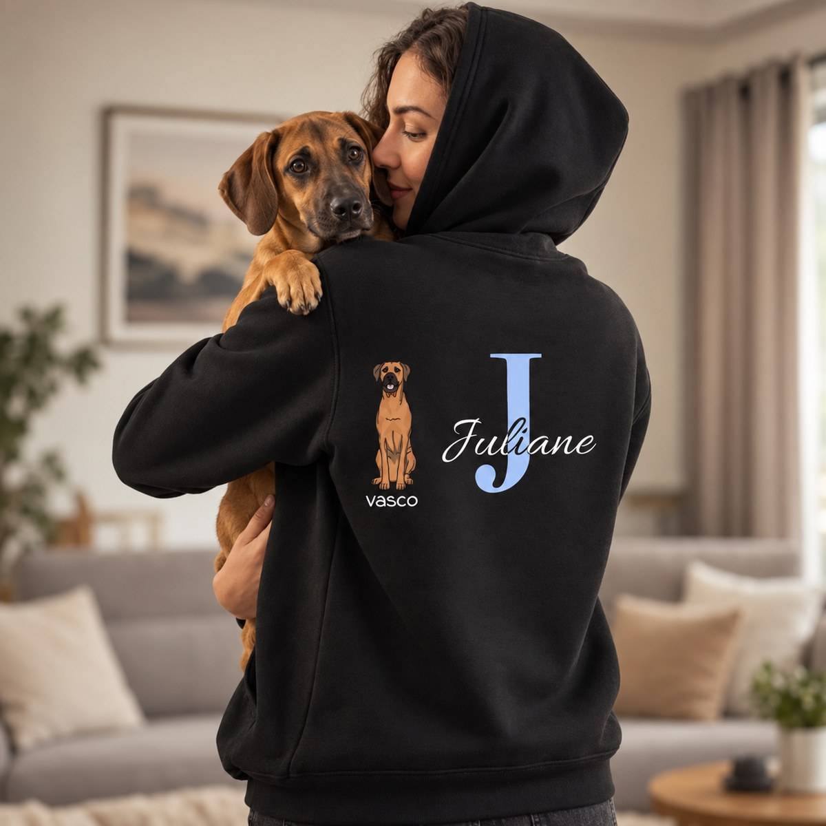 Sweat à capuche noir avec initiale personnalisée et motif de chien au dos.