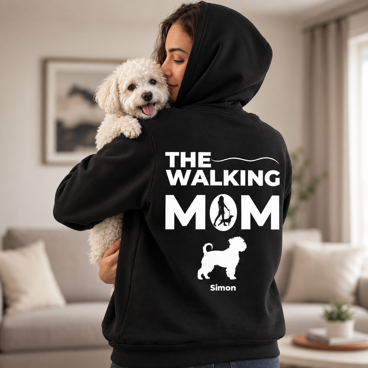 Sweat à capuche noir avec le texte "THE WALKING MOM", une illustration d'une femme avec un chien et le nom "Simon".