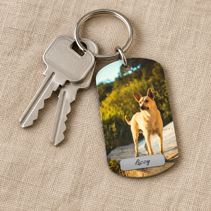Porte-clés personnalisé avec photo d'un chien et nom gravé, avec deux clés.