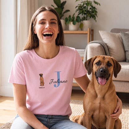 T-shirt rose avec initiale personnalisée "J" et motif de chien à gauche.