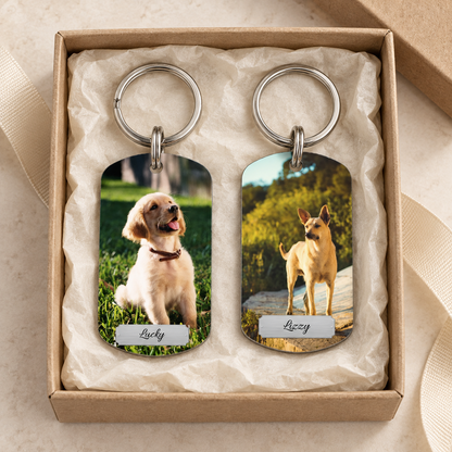 Porte-clés personnalisé avec deux photos de chiens dans un emballage cadeau.