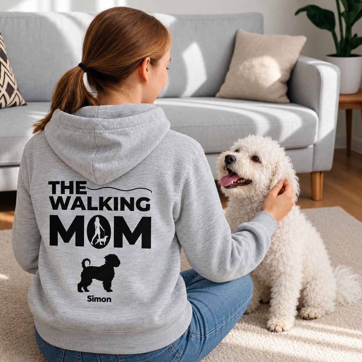 Sweat à capuche gris avec impression dos "THE WALKING MOM", personnalisé avec photo de chien et nom.
