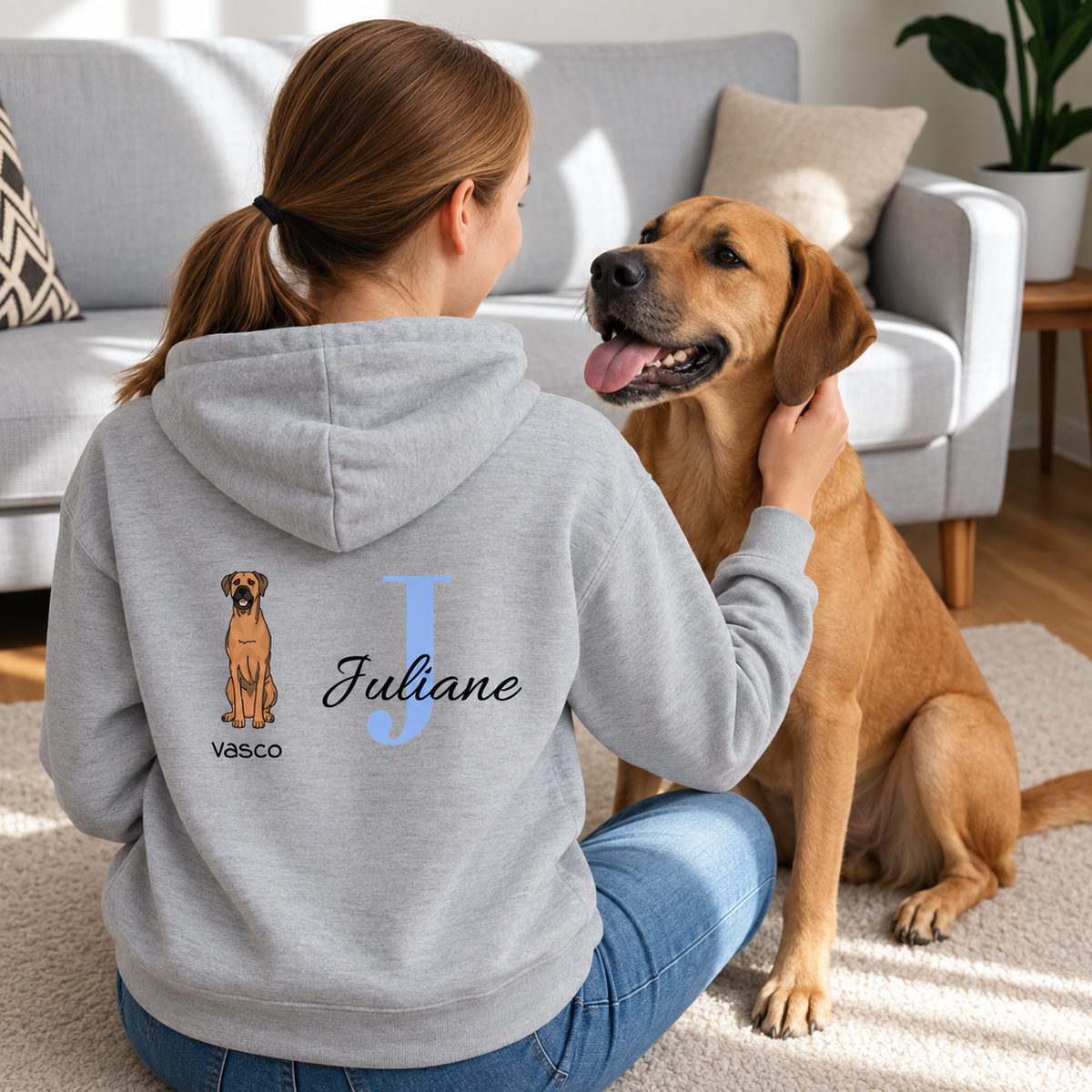Sweat à capuche gris avec dos personnalisé : chien et le nom "Juliane" en lettres bleues.