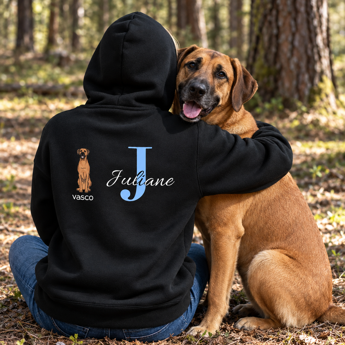 Sweat à capuche noir avec initiale bleue "J", photo de chien et le nom "Vasco" au dos.