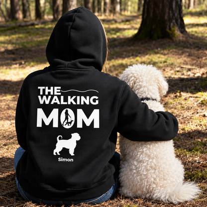 Sweat à capuche noir avec inscription blanche "THE WALKING MOM", personnalisé avec nom et motif de chien, porté par une personne.